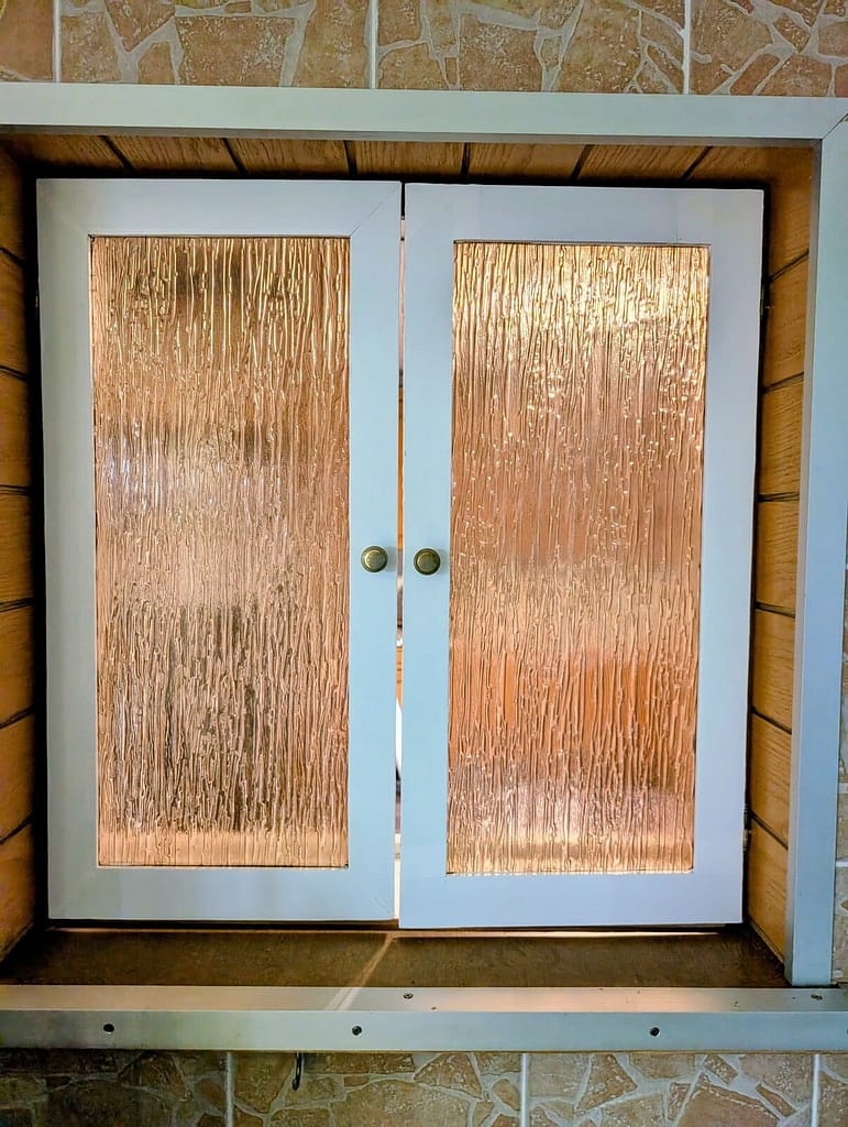 Küchendurchreiche innen von Holz nach Weiß matt foliert, noch nicht ausgerichtet